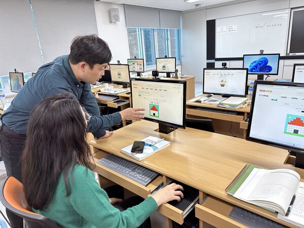 대전교육연수원(원장 이상호)은 15일부터 19일까지 중・고등학교 수학교사 16명을 대상으로 ‘인공지능 수학 직무연수’를 30시간 운영한다.