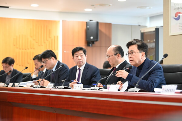 김태흠 충남지사가 13일 도청상황실에서 제50차 실국원장회의를 주재하고 있다.