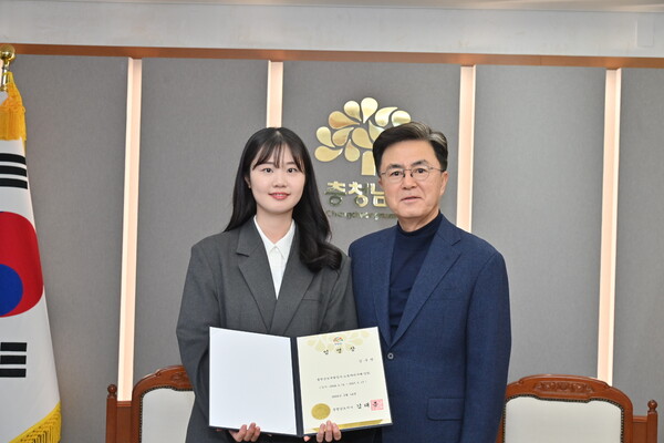 김태흠 충남지사가 신임 충남개발공사 노동자이사  김수연씨에게 임명장을 전달한 모습.