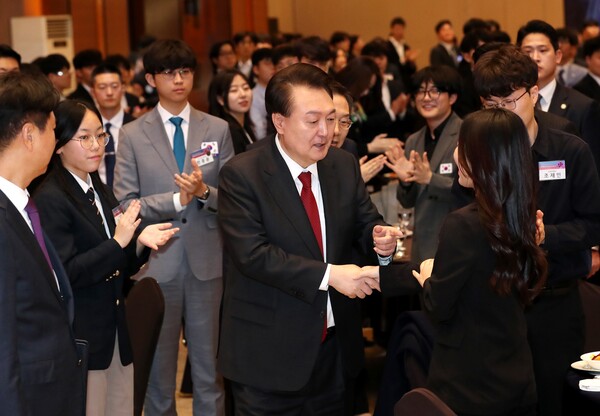 윤석열 대통령은  16일 오후 대전시 유성구 ICC호텔에서 열린 '미래 과학자와의 대화'에  참석했다.