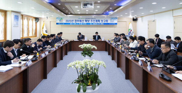 군은 지난 16일 김돈곤 군수 주재로 사업 담당 부서장들이 참석한‘2025년도 정부예산 확보 추진계획 보고회’를 열었다.