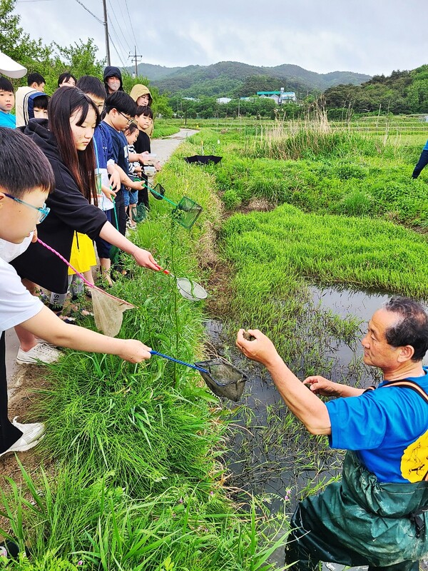 청소년들에게 유기농 특구의 진수를 지도하는 홍성환경농업교육관 주형로 대표.
