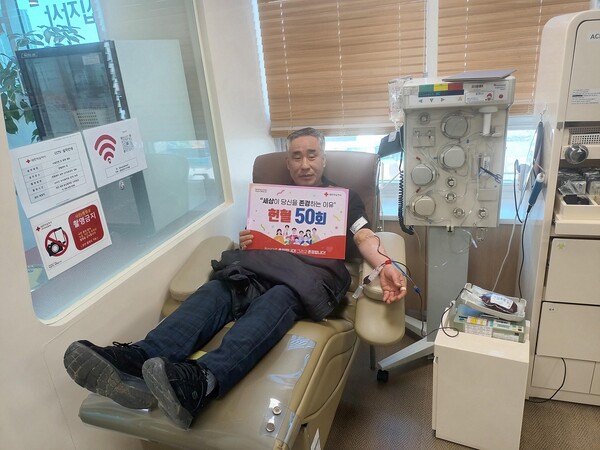 대전상수도사업본부 송익수 과장은 지난 16간 헌혈 50회를 돌파하는 등 몸소 생활화하여 대한적십자로부터 '헌혈 유공장 금장'을 수상했다.