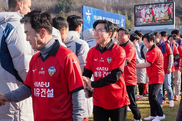 경기에 앞서 명예구단주인 김태흠 충남지사, 김희영 아산시의회 의장 등과 함께 시축에 나섰다.