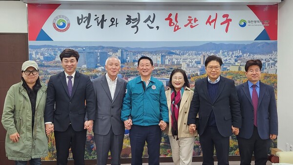 목요언론인클럽 회장단은 11일 서철모 대전 서구청장을 예방했다.