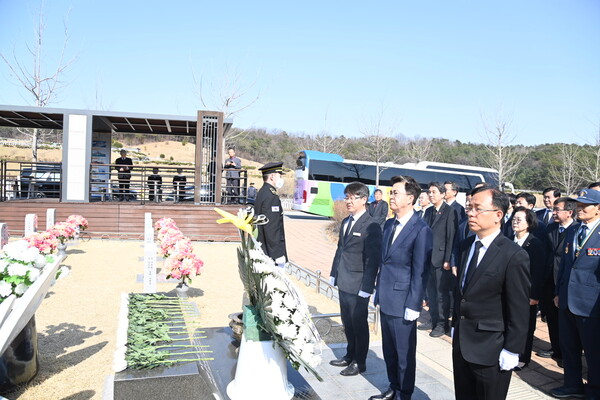 김태흠 충남지사는 18일 제9회 서해수호의 날을 맞아 국립대전현충원을 방문해 제2연평해전·천안함 묘역을 참배했다.