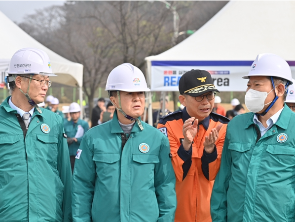 김태흠 충남지사(왼쪽 두 번째)가 27일 한화토탈에너지스 서산공장에서 합동 재난 대응 훈련에 참여하고 있다.