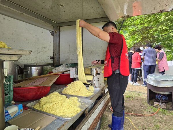 ▲짜장면 선교협회에서 축제 현장에서 짜장면을 요리하고 있다.