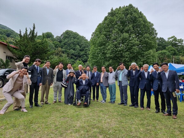 ▲청마골예술문화축제에 참석한 주요내빈들이 기념 사진을 촬영하고 있다.