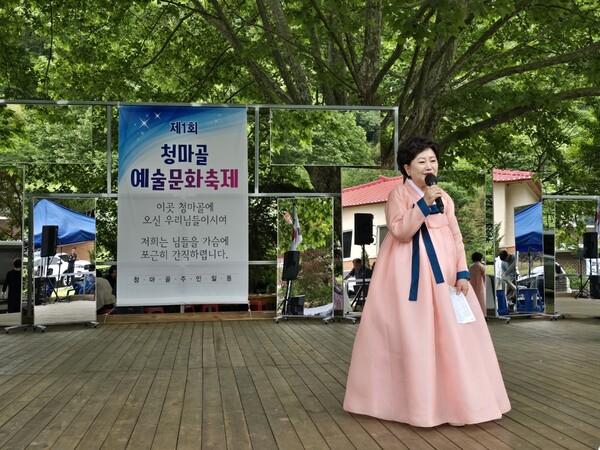 ▲축시낭송으로 시낭송가 노금선님이 청마골을 낭송하고 있다.