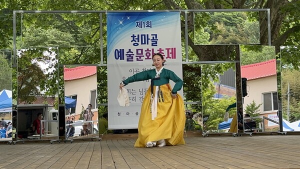 ▲여미연 여미무용단장이 전톤무용 입춤을 보여주고 있다.