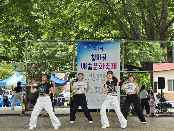 ▲JM엔터테인먼트 소속 키즈걸스 드림아이원이 K-POP댄스를 보여 주고 있다.