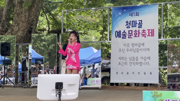 ▲축하공연으로 묘희가수가 감사합니다와 강원도아리랑 메들리를 열창하고 있다.