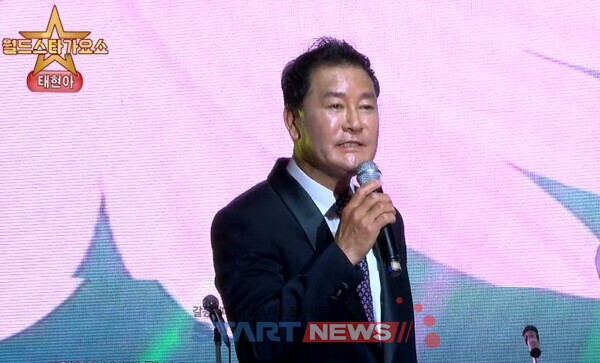 ▲지난 제1회 월드스타가요쇼에서 김태현 지사장이 노래하는 모습이다.