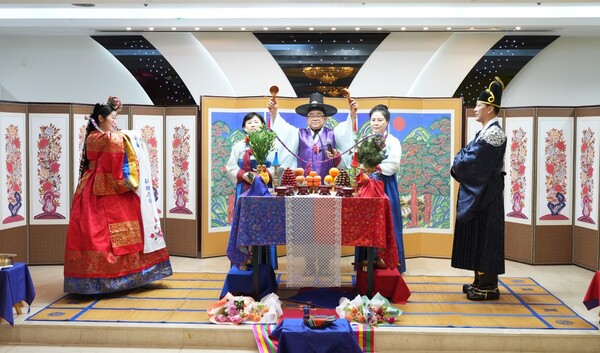 ▲전통혼례 모습(사진출처:한국전통혼례문화원)