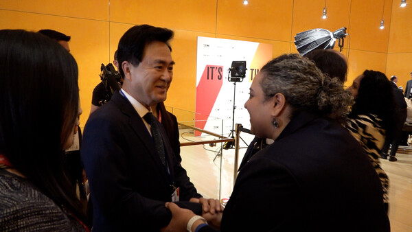 언더2연합 아시아 태평양 지역 공동의장으로 민선8기 힘쎈충남의 탄소중립 선도 정책을 세계와 공유하고, 글로벌 기후 리더들과의 협력 확대 방안 논의를 위해 미국을 출장 중인 김 지사는 22일(현지시각) 뉴욕 타임즈센터에서 열린 뉴욕기후주간 개막식에 참석했다.