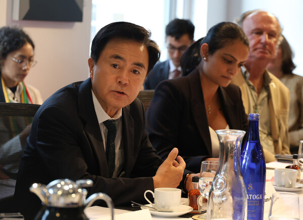 김태흠 충남지사가 세계 각국 중앙·지방정부 대표 등에게 화석연료 단계적 폐지와 대체 에너지 발굴을 위해 함께 힘을 모으자고 강조했다.