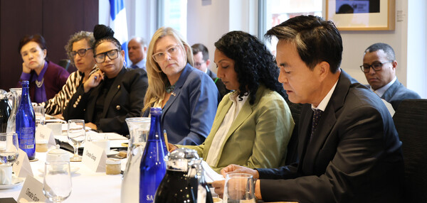 김 지사는 23일(현지시각) 미국 뉴욕 록펠러플라자에서 열린 언더2연합 글로벌 고위급 회담에 참석, 아시아·태평양 지역 기후행동 비전을 발표했다.