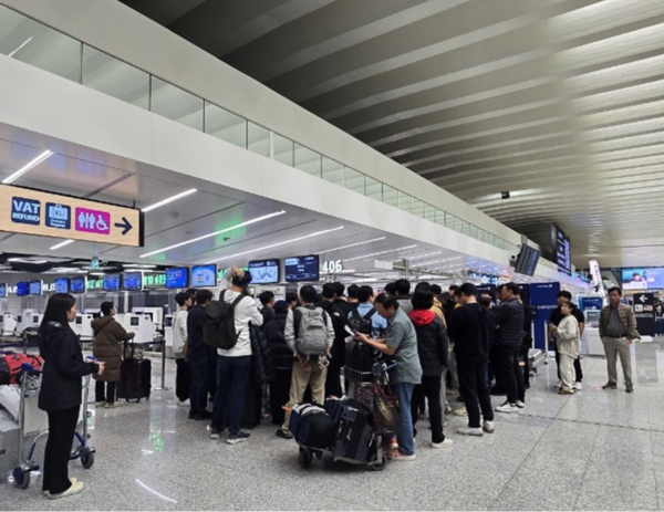 로마공항에 방치된 아시아나 항공 승객들.