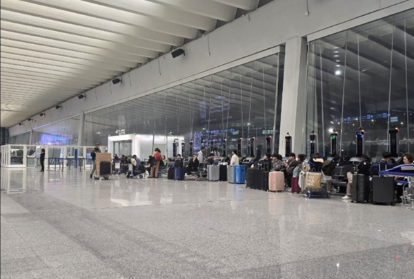 로마공항에 방치된 아시아나 항공 승객들 2.