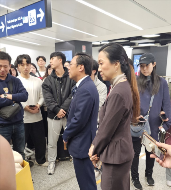 로마공항에서 지연에 대한 보상은 없고 본사 지침만을 알리는 아시아나 항공 직원들 모습.