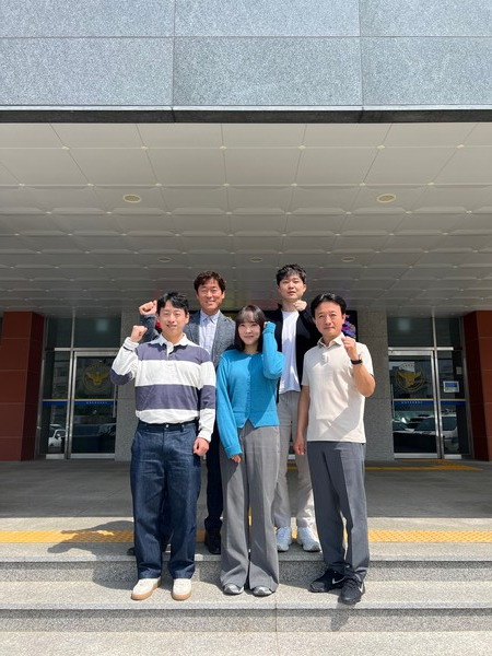 청원서 수사1팀. (경감 한성동, 순경 이유정, 경사 이배광, 경위 김남인, 경위 이광호 수사관)