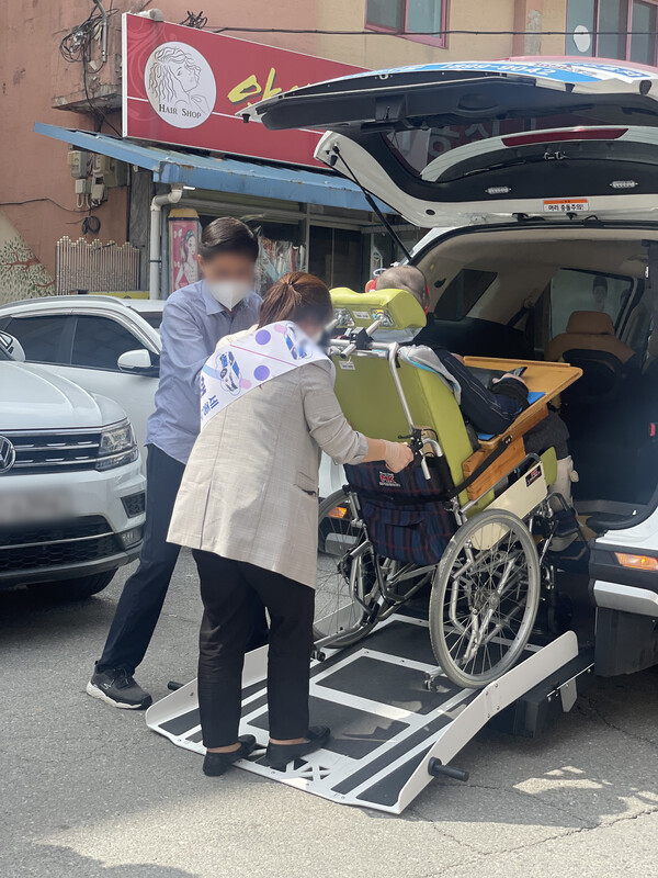 세종시(시장 최민호)가 교통약자의 이동권 강화를 위해 특별교통수단 ‘누리콜’ 차량을 전국 최고 수준으로 보급한다.