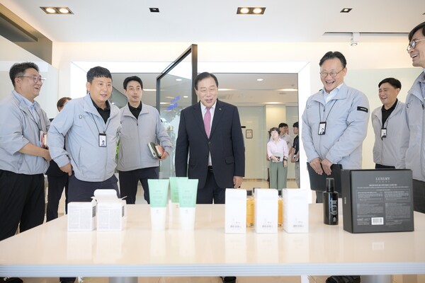 최민호 세종시장이 7일 소정면 첨단일반산업단지에 위치한 ㈜나우코스 세종 제2공장을 찾아 기업 현장에서 생생한 소통을 나눴다.