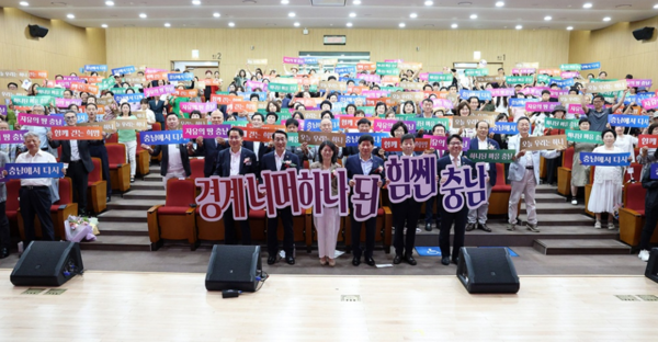 도는 12일 충남도서관 대강당에서 박정주 부지사를 비롯해 북한이탈주민, 도의회·시군·유관기관 관계자 등 250명이 참석한 가운데 ‘제2회 북한이탈주민의 날’ 기념식을 가졌다고 밝혔다.