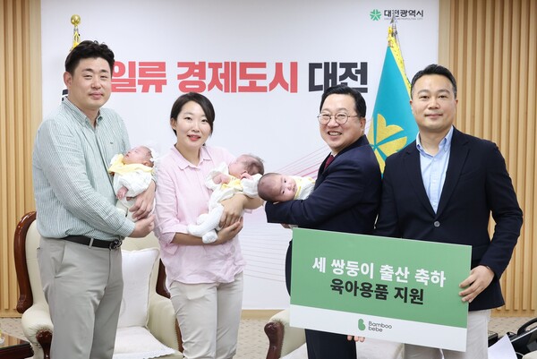 이장우 대전시장이 9일 오전 시청 응접실에서 세상에 태어난 지 백일을 맞은 세쌍둥이 출산 공무원 부부를 초청해 축하와 격려의 시간을 가졌다.