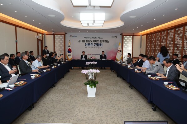 충남 당진시(시장 오성환)는 16일 김태흠 충남지사가 당진을 방문해 민선8기 도정 운영 방향에 대한 공감대 형성과 상생 방안 마련을 위한 의견을 나누고, 도·시정 역량을 집중하기 위해 현안 정책 현장을 방문했다고 밝혔다.