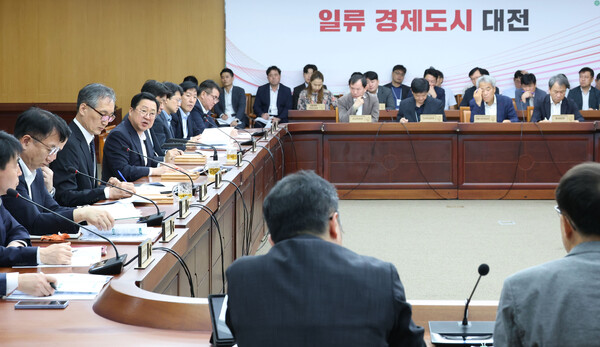 이장우 대전시장은 22일 "도시 역사와 시민의 추억이 담긴 공간을 단순히 철거하기보다는 재생과 활용을 통해 새로운 가치를 창출해야 한다"고 강조하며‘한밭야구장 철거 여부’의 신중한 검토를 지시했다.