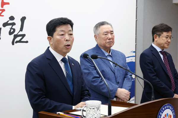 박정주 행정부지사는 29일 도청 프레스센터에서 기자회견을 열고 지난해 건양대에 이어 금년도 국립공주대·충남대의 통합형과 단독형 모델로 순천향대, 한서대가 글로컬대학으로 추가 선정되었다고 밝혔다.