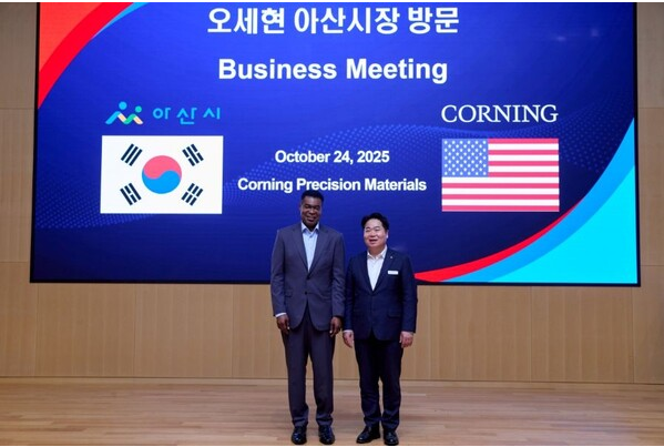 오세현 아산시장이 첨단 유리 소재 기업 코닝정밀을 방문, 간담회를 가진뒤 반 홀(Vaughn M. Hall Jr.) 대표이사와 기념촬영하고 있다.