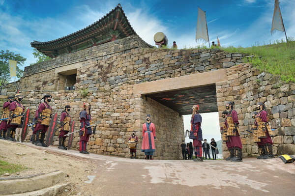 공산성 수문병 교대식 모습.