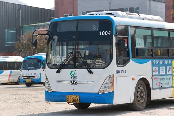 충북 괴산군(군수 송인헌)은 2026년 1월 1일부터 괴산군을 운행하는 모든 농어촌버스 노선에 대해 전면 무료화를 시행한다고 5일 밝혔다.