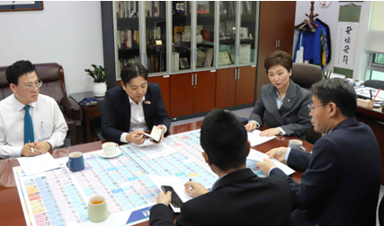 이언주 더불어민주당 최고위원 ( 경기 용인정 국회의원 ) 이 6 일 국회 의원회관 이언주 의원실에서 부승찬 의원 ( 경기 용인병 ) 과 함께 강희업 국토부 2 차관으로부터 국가철도망 계획 등에 관한 보고를 받고 용인 동백 ~ 신봉선 사업이 2025 년 말까지 국토부 제 5 차 국가철도망에 반영돼 승인 ‧ 고시까지 차질없이 완료해 줄 것을 요청했다.