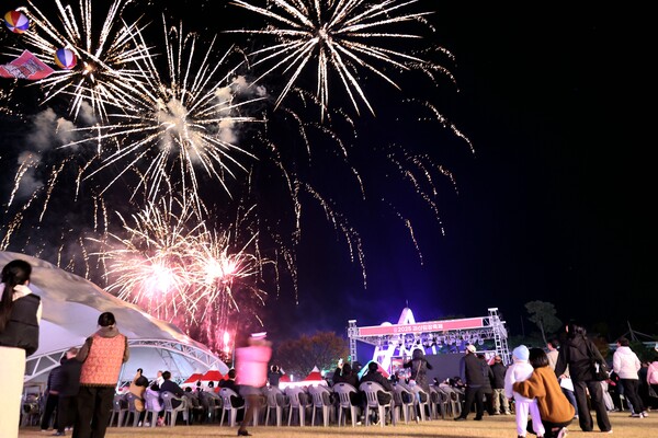 충북 괴산군(군수 송인헌)은 지난 6일부터 9일까지 나흘간 괴산유기농엑스포광장 일원에서 열린 ‘2025 괴산김장축제’가 약 12만 3천 명의 방문객과 함께하며 12억 원의 매출을 기록, 성황리에 마무리됐다고 10일 밝혔다.