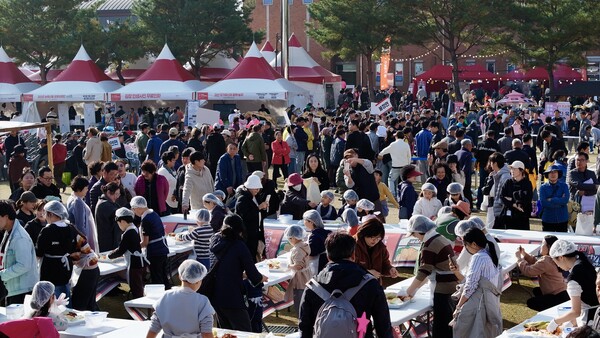 9일 충북 괴산군에서 열린 ‘2025 괴산김장축제’에 많은 방문객이 몰려 축제 현장이 활기를 띠고 있다.