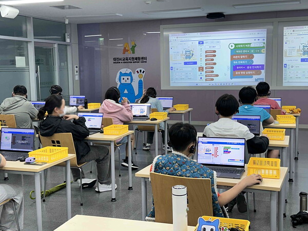 대전시교육청은 교육부 ‘AI체험 교육 환경조성’ 사업에 선정되어 AI체험센터 구축 지원을 위한 특별교부금 5억을 확보했다고 밝혔다.