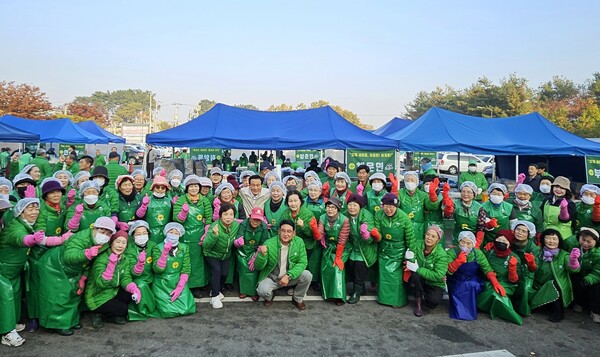 논산시새마을회장 정문순외 관계자분들 약5백여명이 사랑의 김장담그기 봉사 행사에 참여해 화이팅을 외치고 있다.[스타트뉴스=양해석기자]
