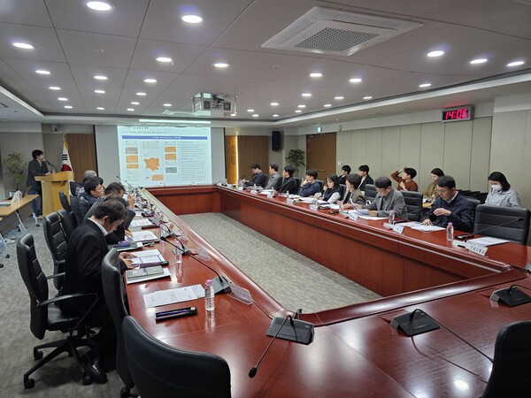 도는 12일 도청 중회의실에서 도·시군 관계 공무원, 충청광역연합, 용역사인 이노스카이 관계자 등 20여 명이 참석한 가운데, ‘충남 도심항공교통 구축 시군 관계 공무원 회의’를 가졌다.