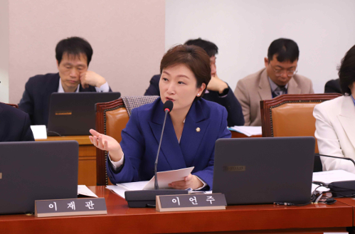 이언주 더불어민주당 최고위원 ( 미래경제성장전략위원장 , AI 강국위원회 ) 이 11 일 국회 산업통상자원중소벤처기업위 ( 이하 산자중기위 ) 전체회의에서 “ 소형모듈원자로 (SMR) 와 자율주행모빌리티 산업을 국가첨단전략산업으로 반드시 지정해야 한다 ” 고 강력히 주장했다.