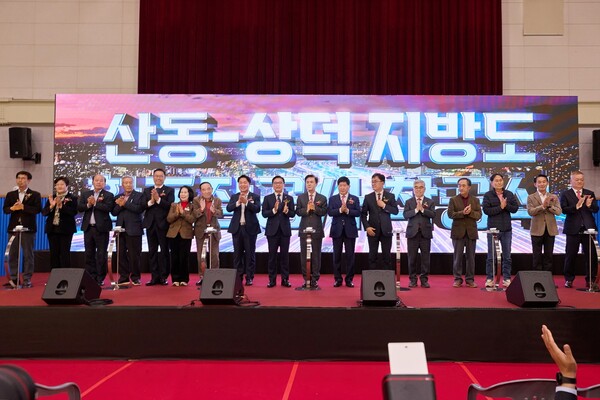 충남 아산시(시장 오세현) 숙원 사업 중 하나인 ‘지방도 624호선 산동~상덕 구간’의 확포장 공사가 11일 착공식을 열고 본격적인 작업에 들어갔다.