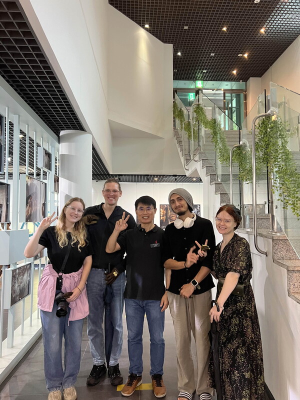 외국인 관광객에게 해설하는 조진호 고수동굴 센터장 모습.