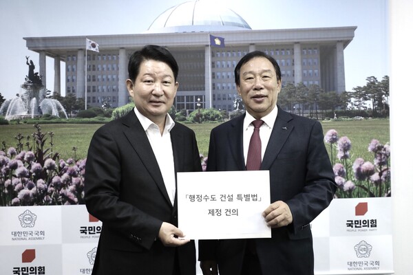 왼쪽부터 국민힘 국토위  권영진 의원, 최민호 시장.