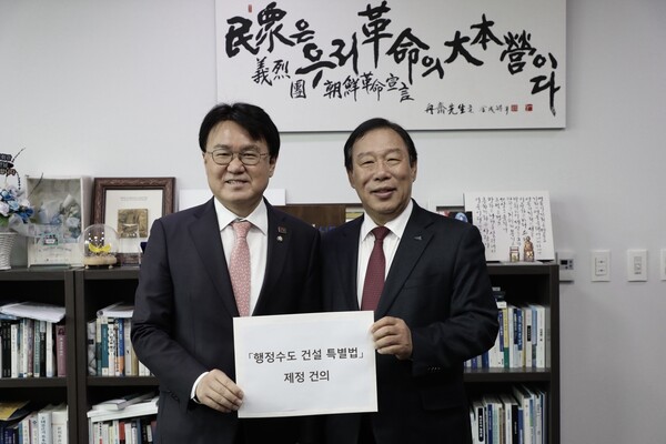 왼쪽부터  조국혁신당 국토위 황운하 의원, 최민호 시장.