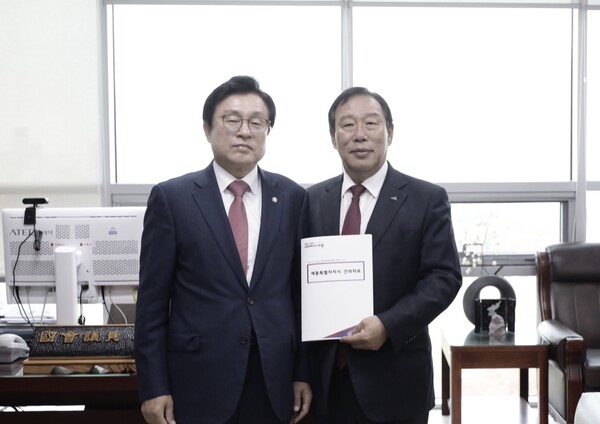 왼쪽부터 박형수 예산결산특별위 국민의힘 간사, 최민호 시장.