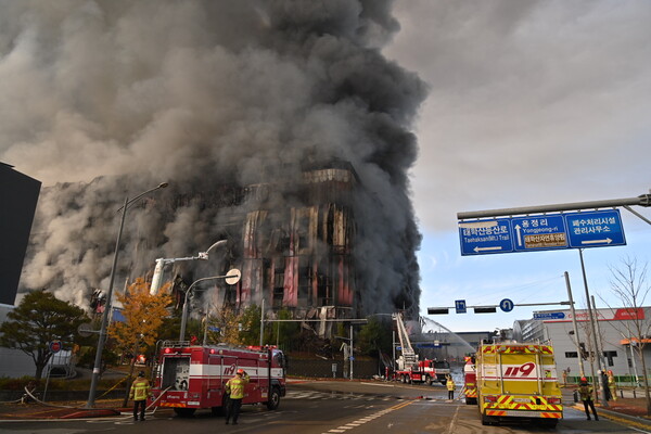 김태흠 충남지사는 15일 충남 천안시 동남구 풍세산업단지 내 이랜드패션 물류센터에서 대형 화재가 발생해  현장을 찾아 화재 진압 상황을 점검했다.