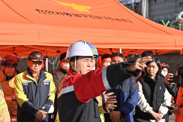 김 지사는 물류센터 내부 물품 현황, 도시가스 차단 상황, 진압 계획, 주민 통제 등을 물으며, 인력·장비 추가 투입을 지시했다.